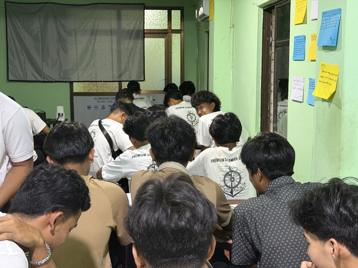 ရန်ကုန်ရှိ ကျွန်ုပ်တို့ သင်တန်းကျောင်းရှေ့တွင် ကျောင်းသားများ