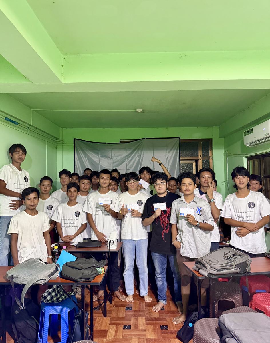 ရန်ကုန်ရှိ ကျွန်ုပ်တို့ သင်တန်းကျောင်းရှေ့တွင် ကျောင်းသားများ
