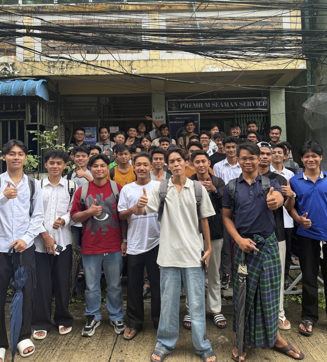 ရန်ကုန်ရှိ ကျွန်ုပ်တို့ သင်တန်းကျောင်းရှေ့တွင် ကျောင်းသားများ